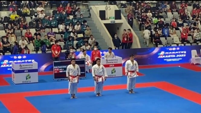 Kata beregu putra Indonesia beraksi di Kejuaraan Karate Internasional WKF