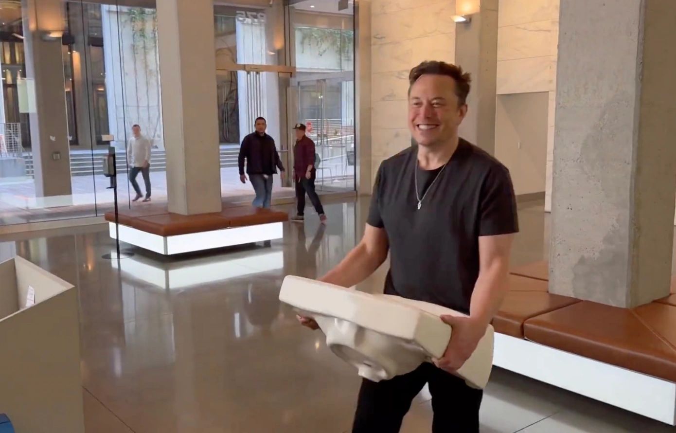 Elon Musk terlihat membawa wastafel di kantor Twitter.
