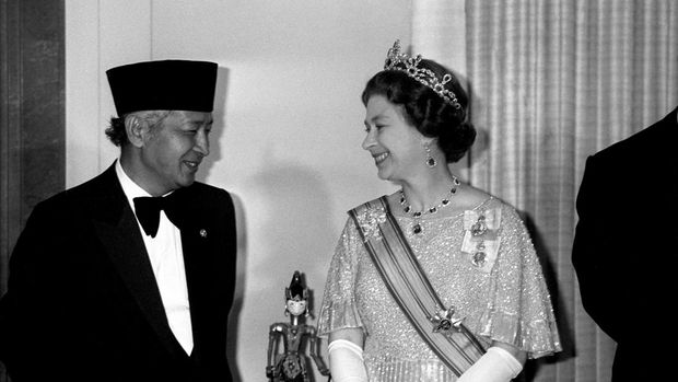 Presiden Indonesia Soeharto, bersama Ratu Elizabeth II pada saat kedatangannya di Claridges Hotel, London pada 15 November 1979.  (Photo by PA Images via Getty Images)